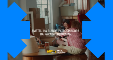 Arte com logos Marca com Causa e frame da propaganda da Amstel, com duas mães e uma filha jovem adulta sentadas no chão da sala vendo fotos
