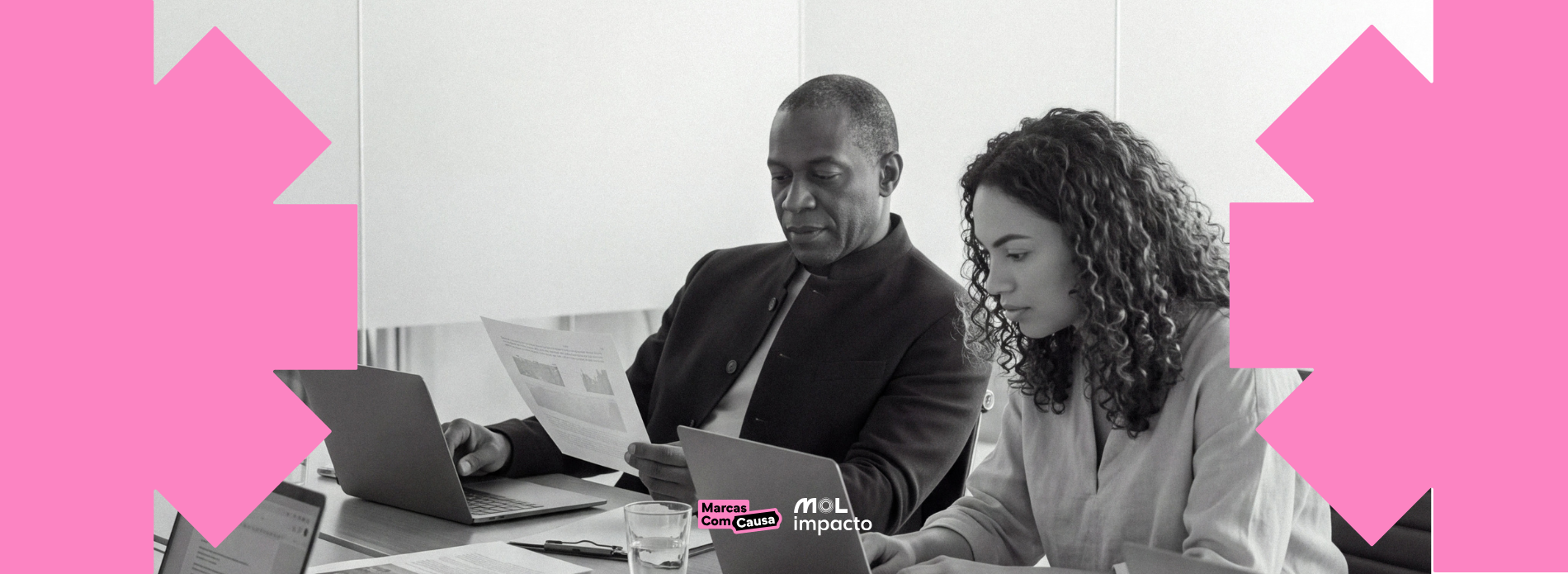 Arte traz foto de dois profissionais, um homem e uma mulher negros, concentrados trabalhando em suas mesas enquanto analisam papéis